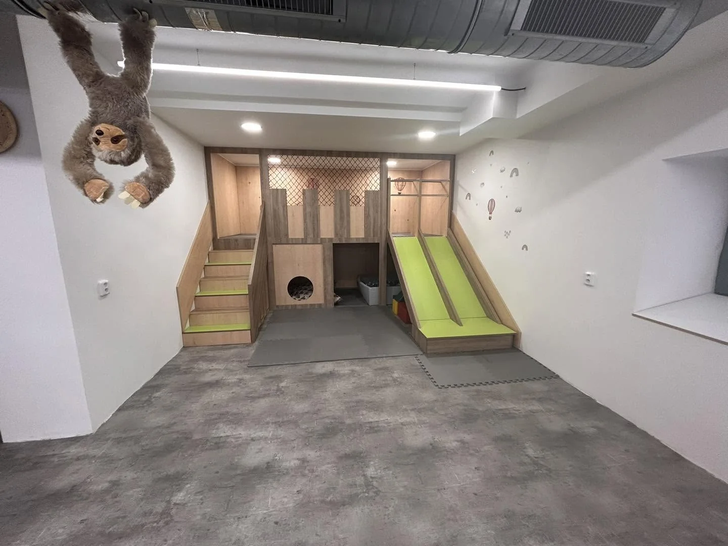 Dřevěná prolézačka se dvěma skluzavkami