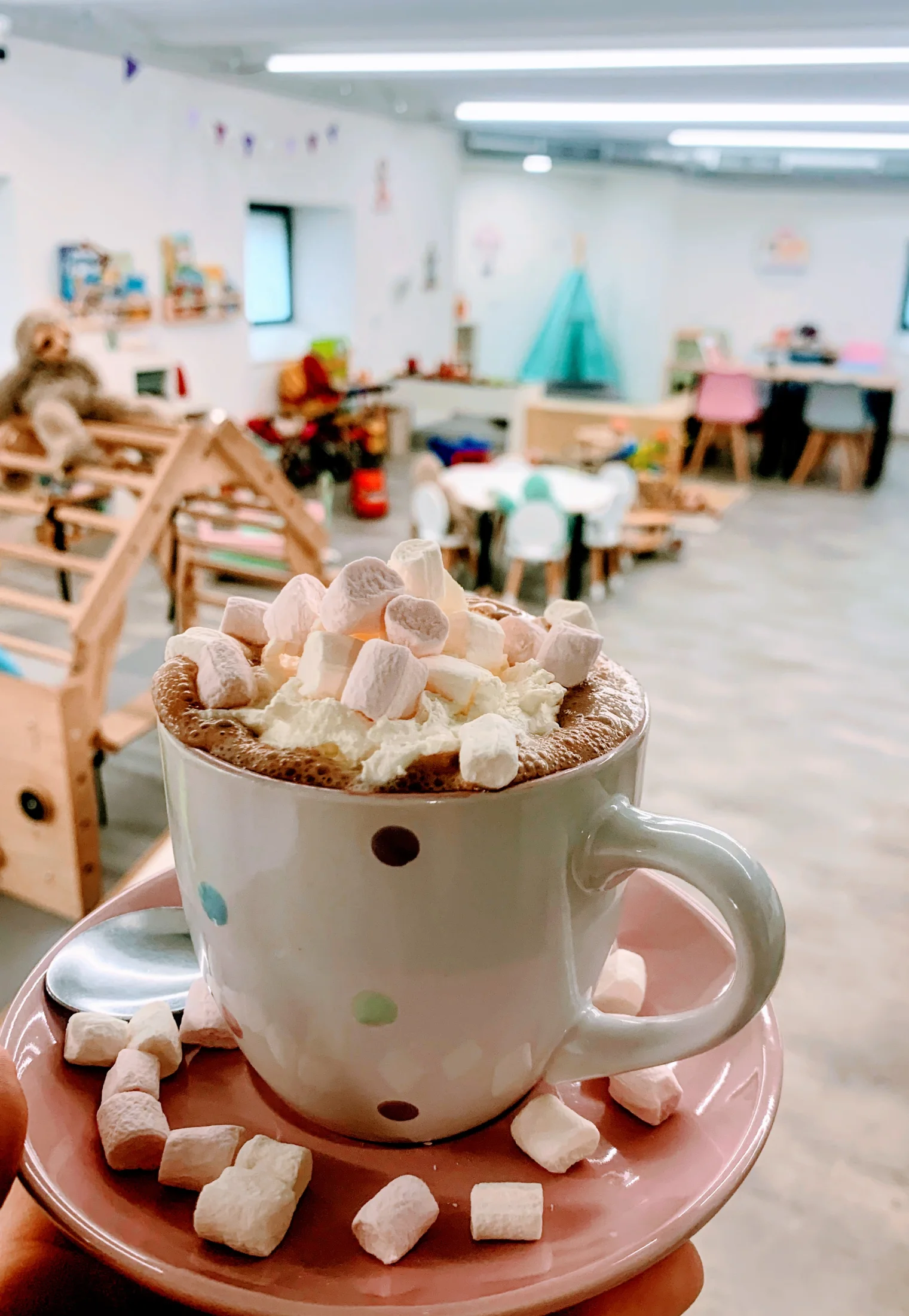 Horká čokoláda se šlehačkou a marshmallows